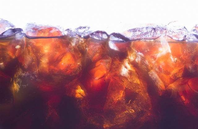 [VIDEO] Ce se intampla daca faci baie intr-o cada plina de mentosane si Coca Cola