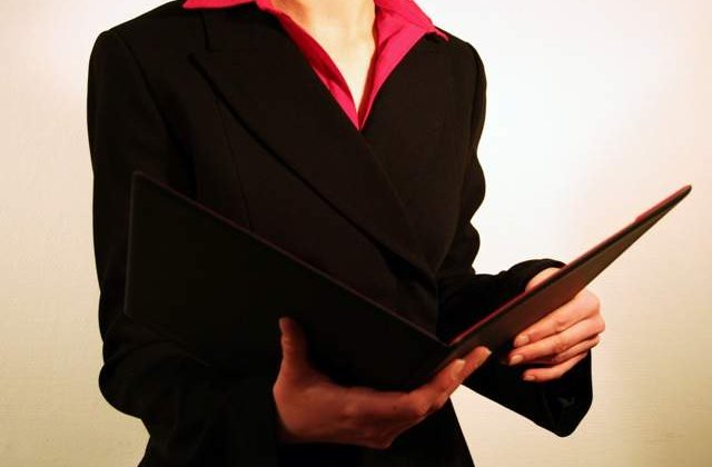 Motivul pentru care multe romance aleg cariera in locul cresterii copiilor