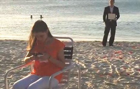  Video  A cerut-o in casatorie de 365 de ori, fara ca ea sa realizeze