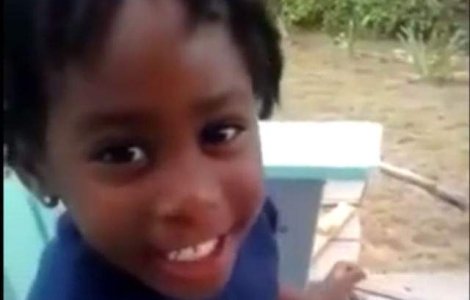  Video  Cum reactioneaza o fetita atunci cand i sespune ca este urata