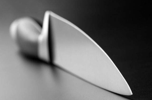 [VIDEO] Ce se intampla cand bagi cutitul in bateria telefonului