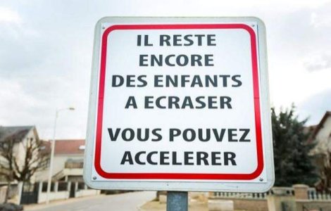Indicator rutier inedit instalat langa o scoala din Franta