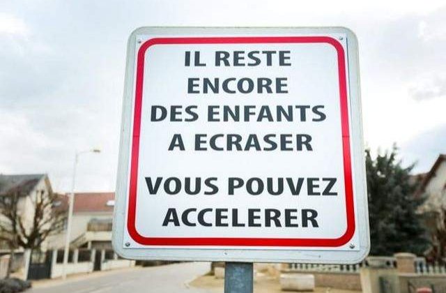 Indicator rutier inedit instalat langa o scoala din Franta