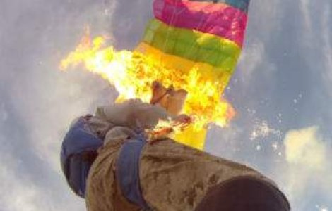 Cea mai tare cascadorie: au dat foc parasutei in timpul saltului