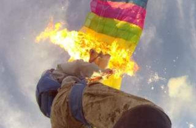 [VIDEO] Cea mai tare cascadorie: au dat foc parasutei in timpul saltului