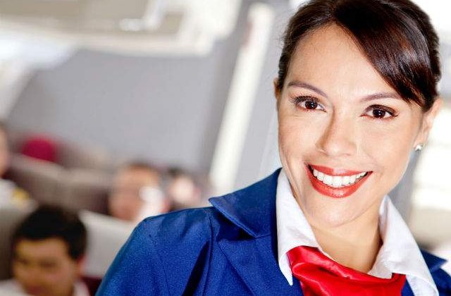 [VIDEO] Cum a reusit o stewardesa sa distreze pasagerii inainte de decolare
