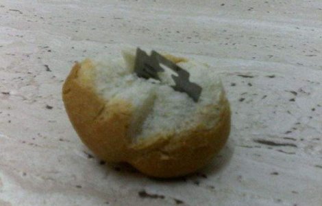 O eleva din Arad a gasit o LAMA de ras in cornul primit la scoala