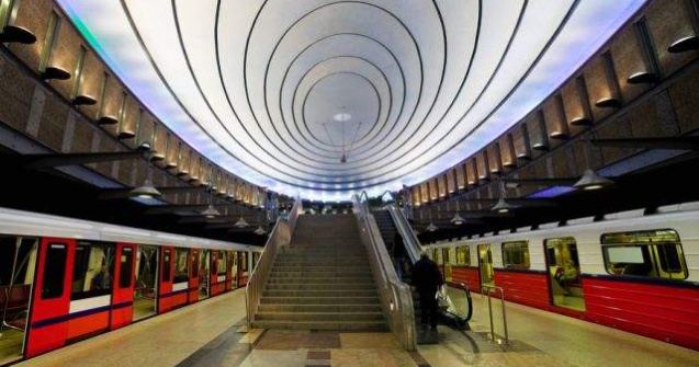 Versuri scrise de Ana Blandiana, publicate in metrourile din Varsovia