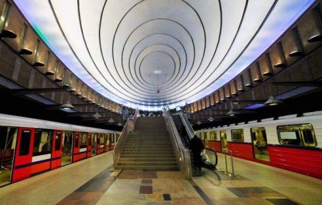 Versuri scrise de Ana Blandiana, publicate in metrourile din Varsovia