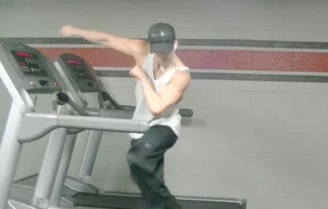 Ne-a lasat fara cuvinte. Cum danseaza un barbat pe banda de alergat