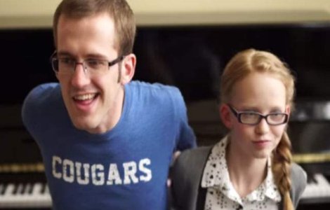  Video  Canta la pian cu mainile la spate. Ai mai vazut asa ceva?