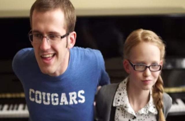 [VIDEO] Canta la pian cu mainile la spate. Ai mai vazut asa ceva?