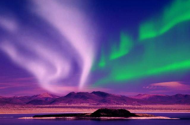 [FOTO] Spectacol pe cerul noptii: aurora boreala, surprinsa in imagini de amatori