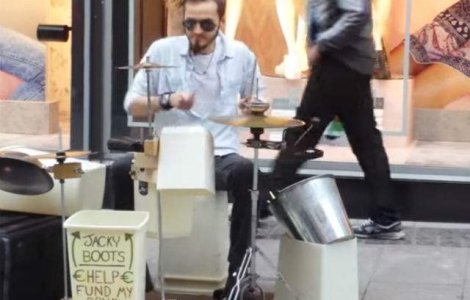  Video  A invata sa cante la tobe singur. Ce poate face este uimitor