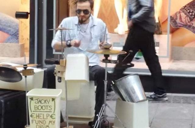 [VIDEO] A invata sa cante la tobe singur. Ce poate face este impresionant