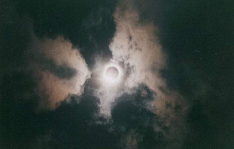  Top  Pericolele eclipsei: De ce le e FRICA oamenilor cand "dispare" Soarele