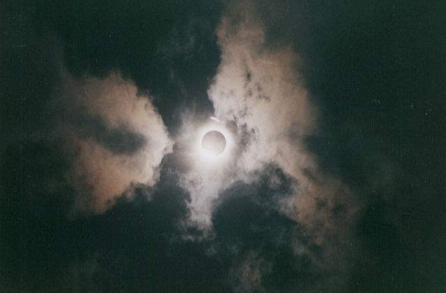 Pericolele eclipsei: De ce le e FRICA oamenilor cand "dispare" Soarele