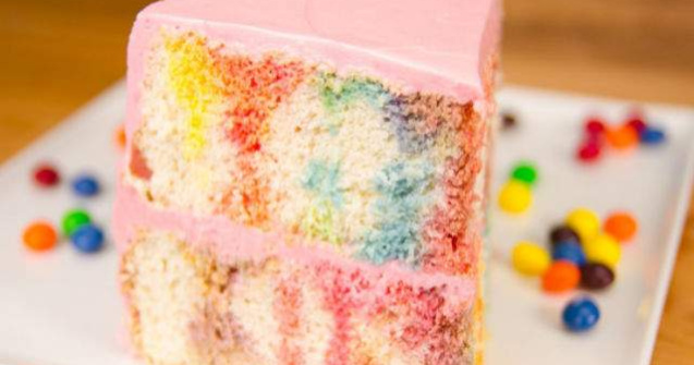 Adauga bomboane topite peste blatul de tort pentru un desert colorat