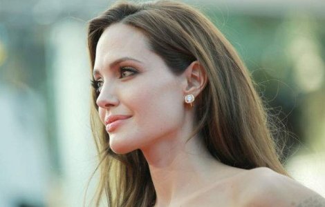 Angelina Jolie: De ce a ales sa isi extirpeze ovarele