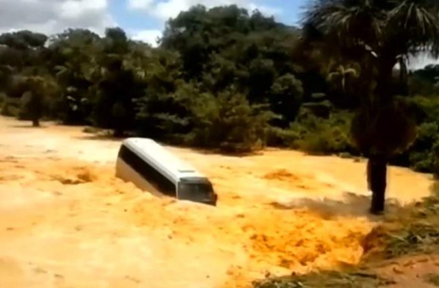 [Video] Brazilia: Autobuz, inghitit de un crater si apoi luat de ape
