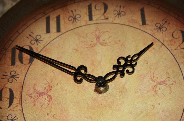 Este o povara pentru multi! Cum te afecteaza trecerea la ora de vara