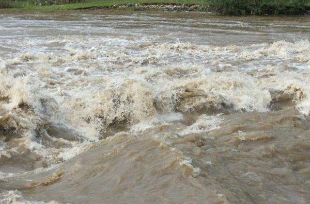 Cod galben de INUNDATII pe rauri din 11 judete