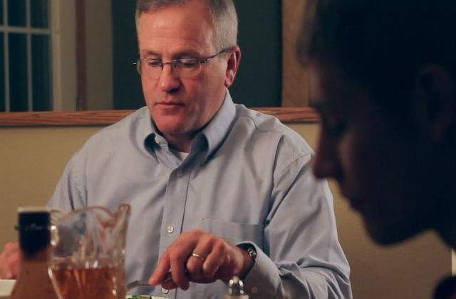 [VIDEO] Copiii stateau mereu cu nasul in telefon. Reactia tatalui este geniala