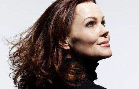 Cantareata Belinda Carlisle, operata la ambele solduri