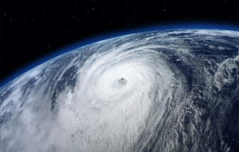  Foto  Super-taifunul Maysak, surprins din spatiu