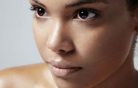 De ce ar trebui sa te speli pe fata cu ulei in loc de apa