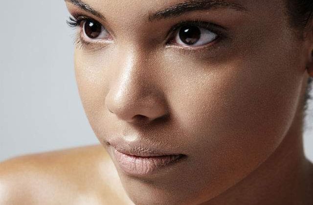 De ce ar trebui sa te speli pe fata cu ulei in loc de apa