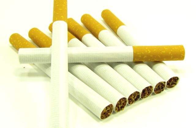 Sute de ONG-uri cer interzicerea totala a fumatului