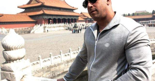 Vin Diesel si-a lasat amprentele in cimentul de la Hollywood