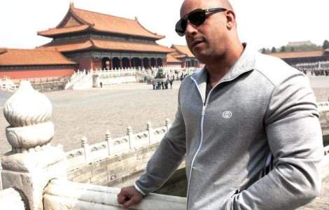 Vin Diesel si-a lasat amprentele in cimentul de la Hollywood