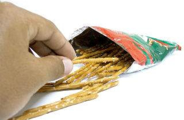 Mananci la ore tarzii? Cum SCAPI de acest obicei care ingrasa