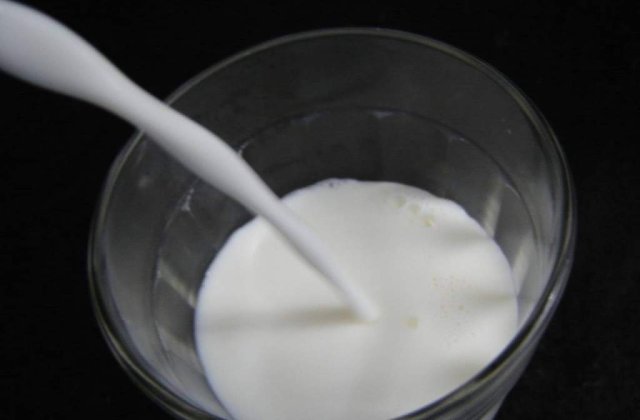 Proiect de lege: Laptele proaspat, etichetat cu proportia de lapte praf continuta