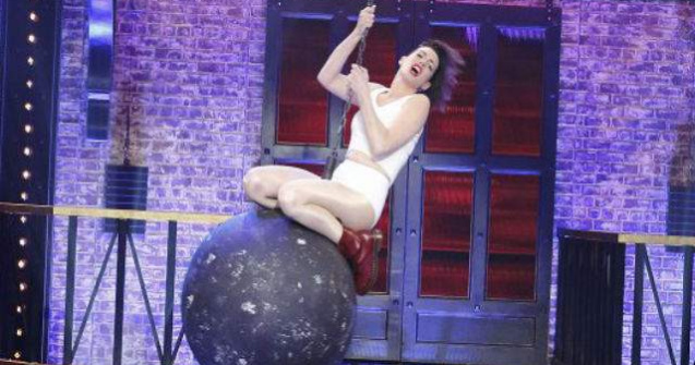  Video  Uite cum parodieaza Anne Hathaway clipul "Wrecking Ball"