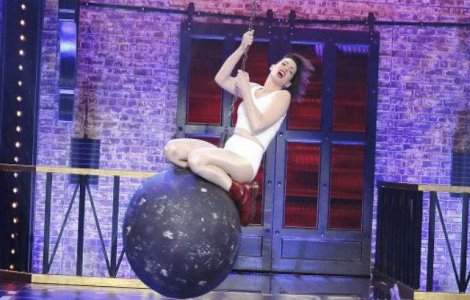  Video  Uite cum parodieaza Anne Hathaway clipul "Wrecking Ball"