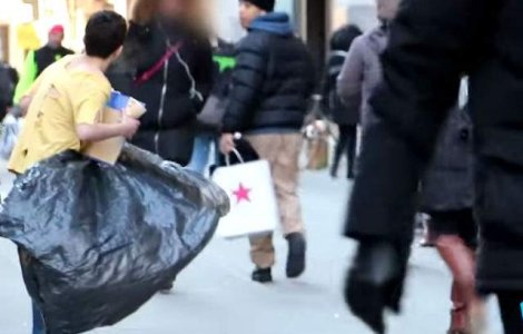 Un copil al strazii tremura de frig, dar nimeni nu il ajuta