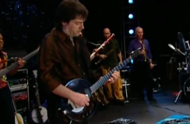 [Video] Cantaretul care a reinventat banjoul, concerteaza in premiera la Bucuresti