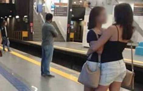  Foto  Imaginea a doua femei imbratisandu-se a devenit virala. Motivul? Nu te asteptai la asta