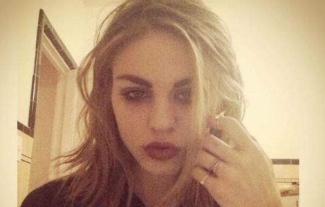 Fiica lui Kurt Cobain a vorbit pentru prima data despre tatal ei