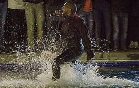  Video  Kanye West a incercat sa mearga pe apa in timpul unui concert