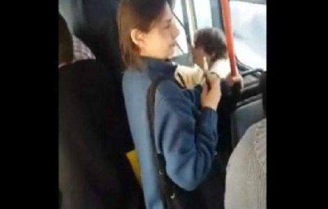  Video  Femeie batuta intr-un autobuz RATB de un grup de pensionari din cauza unei tigari electronice