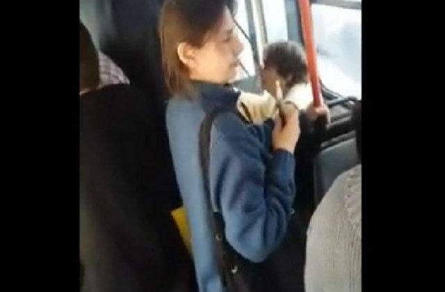 [VIDEO] Femeie batuta intr-un autobuz RATB de un grup de pensionari din cauza unei tigari electronice