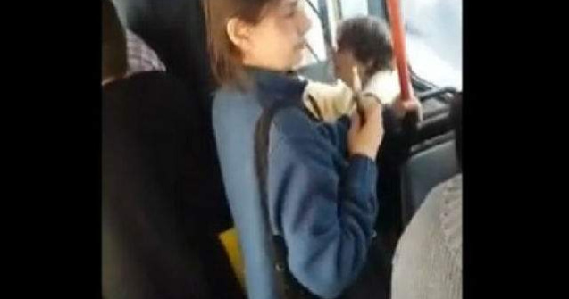 Batuta de pensionari in autobuz pentru ca fuma o tigara electronica