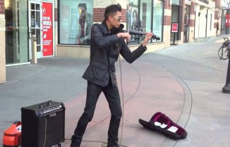  Video  Acest violonist stradal uimeste trecatorii cu talentul sau
