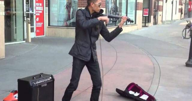  Video  Acest violonist stradal uimeste trecatorii cu talentul sau