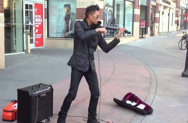 [VIDEO] Acest violonist stradal uimeste trecatorii cu talentul sau