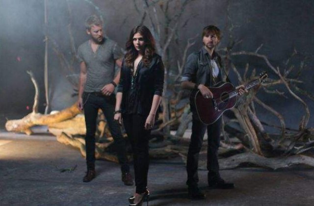 [Video] Texas: Autocarul trupei Lady Antebellum, cuprins de flacari